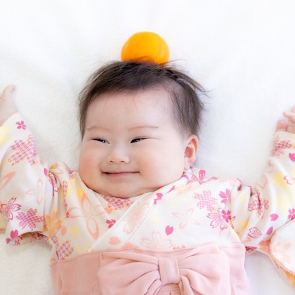 大森光太郎・K-PHOTOが出張撮影した赤ちゃん・幼児服, 分かち合う, フラッシュ撮影などが写った「家族写真撮影」の家族写真