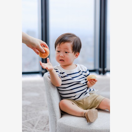 ちずカメラが出張撮影した赤ちゃん・幼児服, フラッシュ撮影, 慰めなどが写った「子供」の家族写真