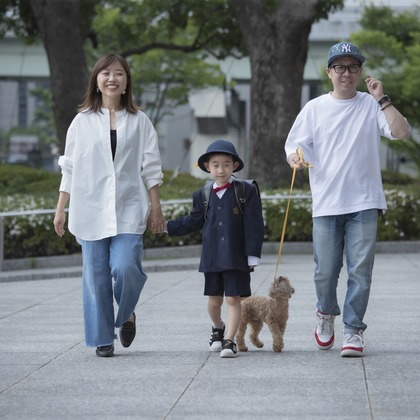 A&Y写真OFFICEが出張撮影した荷物とバッグ, シンボル, バックパックなどが写った「家族写真」の家族写真