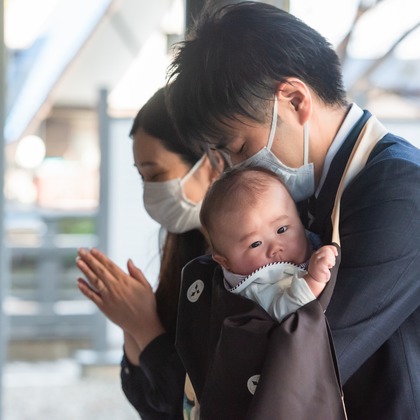 山下　剛が出張撮影した荷物とバッグ, 赤ちゃん・幼児服, フラッシュ撮影などが写った「お宮参り撮影」の家族写真
