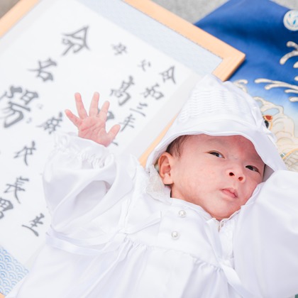 山下　剛が出張撮影したネクタイ, 赤ちゃん・幼児服, 慰めなどが写った「お宮参りの撮影」の家族写真