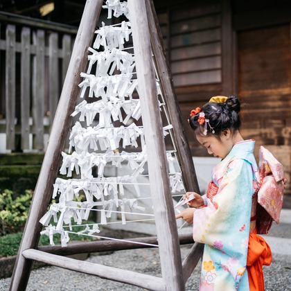植村由理が出張撮影したストリートファッション, 753, 生物などが写った「七五三　＠神明社　横浜」の家族写真