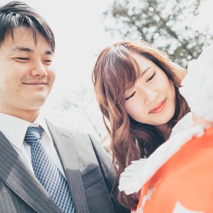 遥南　碧が出張撮影した人間の髪の色, ヘアアクセサリー, お宮参りなどが写った「お宮参りin 伊勢山皇大神宮」の家族写真