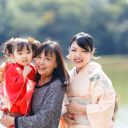 中井企画が出張撮影したネクタイ, フラッシュ撮影, ストリートファッションなどが写った「七五三(奈良)」の家族写真