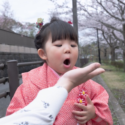 この写真は、出張撮影(家族写真(キッズ,ベビーフォト))のアルバム「ファミリー写真」にある写真の1枚で、家族写真(キッズ,ベビーフォト)などが写っています。<br>「ファミリー写真」では他にも:albumPhotoCount枚の家族写真を見ることができます。撮影者はミヤタカズコです。カメラマンのプロフィールページで、家族写真(キッズ,ベビーフォト)撮影の口コミやおすすめコメントを見ることができます。