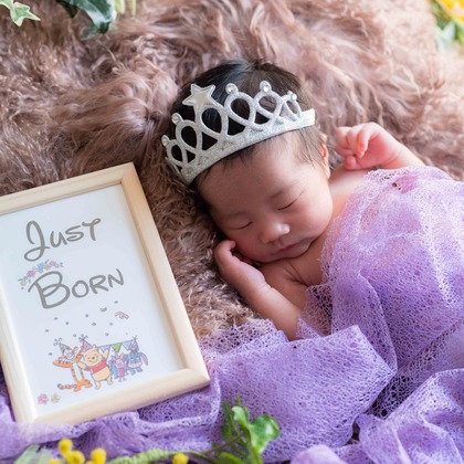 まんまるフォトが出張撮影したビーニー, ニューボーンフォト(新生児写真), ライラックなどが写った「ニューボーンフォト」の家族写真