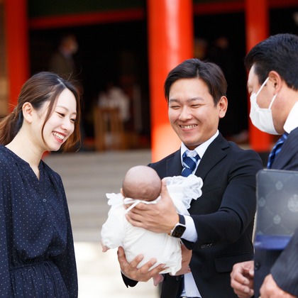 中井企画が出張撮影した挨拶, ネクタイ, 赤ちゃん・幼児服などが写った「お宮参り」の家族写真
