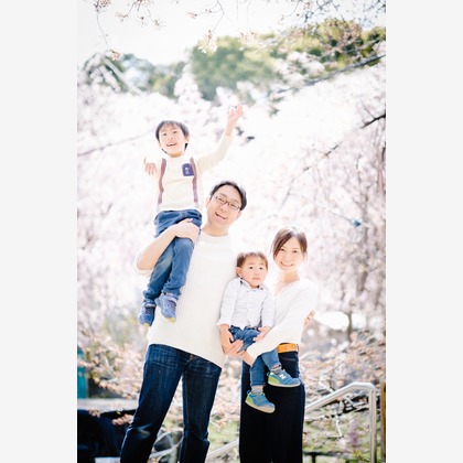 アトリエ　エピカ/清水　一哉が出張撮影した植物, 感情, レクリエーションなどが写った「桜フォト」の家族写真