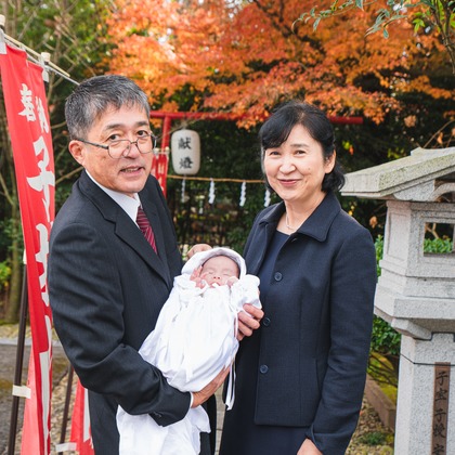 山下　剛が出張撮影したネクタイ, 赤ちゃん・幼児服, 慰めなどが写った「お宮参りの撮影」の家族写真