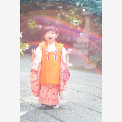 この写真は、出張撮影(家族写真(キッズ,ベビーフォト))のアルバム「七五三」にある写真の1枚で、家族写真(キッズ,ベビーフォト)などが写っています。<br>「七五三」では他にも:albumPhotoCount枚の家族写真を見ることができます。撮影者はプロカメラマン　竹之下　光（あきら）です。カメラマンのプロフィールページで、家族写真(キッズ,ベビーフォト)撮影の口コミやおすすめコメントを見ることができます。