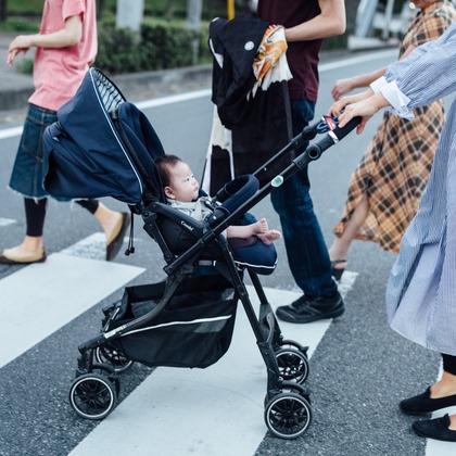 NAGASHIMA Photographyが出張撮影した輸送モード, 一眼レフカメラ, ジーンズなどが写った「お宮参り」の家族写真