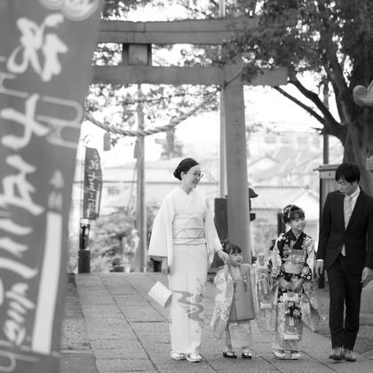 T.Matsumuraが出張撮影したShinohara Hachiman Jinja, 止まった鳥, ストリートファッションなどが写った「七五三＠篠原八幡神社」の家族写真