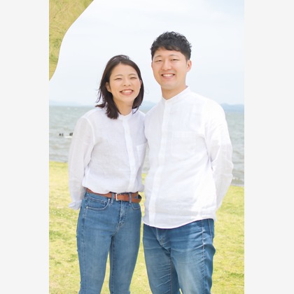 坂田年彦が出張撮影したジェスチャー, 自然の中の人々, 水が写った旅行先の記念撮影の写真