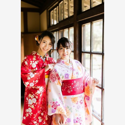 この写真は、出張撮影(家族写真(キッズ,ベビーフォト))のアルバム「カジュアル着物で桜ロケーション撮影　2019年4月」にある写真の1枚で、家族写真(キッズ,ベビーフォト)などが写っています。<br>「カジュアル着物で桜ロケーション撮影　2019年4月」では他にも:albumPhotoCount枚の家族写真を見ることができます。撮影者はAPKです。カメラマンのプロフィールページで、家族写真(キッズ,ベビーフォト)撮影の口コミやおすすめコメントを見ることができます。