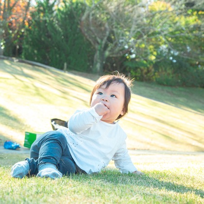 ゆのみふぉとが出張撮影した「芝生での一コマ」の家族写真