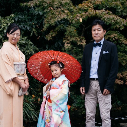 植村由理が出張撮影したストリートファッション, 753, 生物などが写った「七五三　＠神明社　横浜」の家族写真