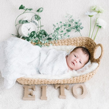 アトリエ　エピカ/清水　一哉が出張撮影したカレンダー, 就寝時間, ニューボーンフォト(新生児写真)などが写った「ニューボーンフォト」の家族写真