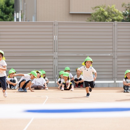 T.Matsumuraが出張撮影した甘いひよこ, 鍛冶池キャンプ場, ローラースポーツなどが写った「運動会（保育園）」の家族写真