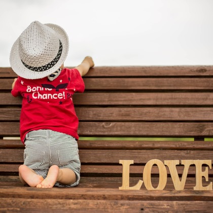 Smile works／益田ともかが出張撮影した赤ちゃんのおもちゃで遊ぶ, 子供たちと遊ぶ, イヌ科などが写った「ロケーションフォト」の家族写真