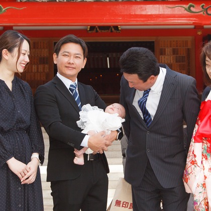 中井企画が出張撮影した挨拶, ネクタイ, 赤ちゃん・幼児服などが写った「お宮参り」の家族写真