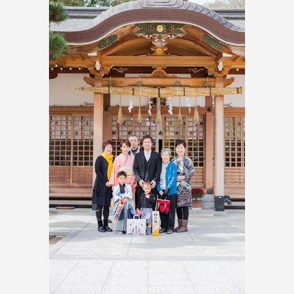 この写真は、出張撮影(家族写真(キッズ,ベビーフォト))のアルバム「5歳　七五三参り」にある写真の1枚で、家族写真(キッズ,ベビーフォト)などが写っています。<br>「5歳　七五三参り」では他にも:albumPhotoCount枚の家族写真を見ることができます。撮影者はフォスタムです。カメラマンのプロフィールページで、家族写真(キッズ,ベビーフォト)撮影の口コミやおすすめコメントを見ることができます。