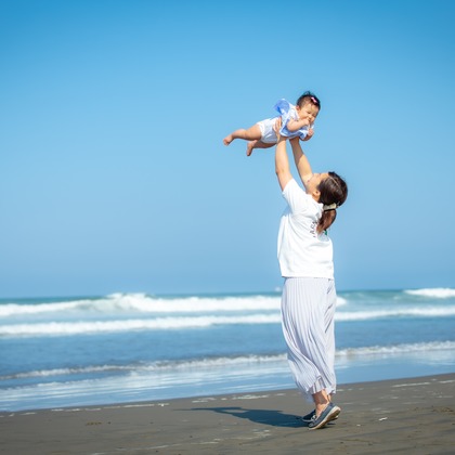 高橋 千尋が出張撮影したドラム, フラッシュ撮影, ビーチの人々などが写った「海」の家族写真