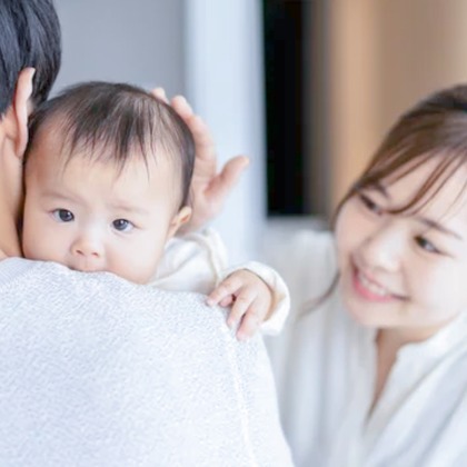 CREATIVE HOUSEが出張撮影した「ニューボーンフォト」の家族写真