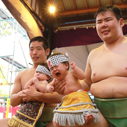 エムズフォトグラフが出張撮影した「笑い顔だけじゃない一瞬」の家族写真