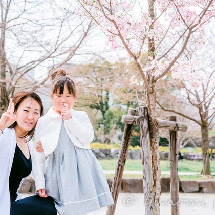 ゆのみふぉとが出張撮影した自然の中の人々, 手をつないで, 友情などが写った「桜とお写真」の家族写真