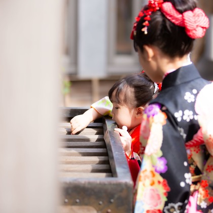 T.Matsumuraが出張撮影したShinohara Hachiman Jinja, 止まった鳥, ストリートファッションなどが写った「七五三＠篠原八幡神社」の家族写真