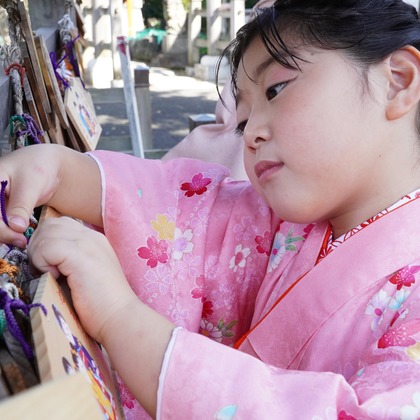 出張撮影のメモリーズが出張撮影した文房具, 姫カット, 筆記具などが写った「241117-Ｉ様-七五三」の家族写真