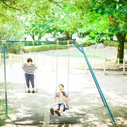 この写真は、出張撮影(家族写真(キッズ,ベビーフォト))のアルバム「1歳記念・お誕生日＠大阪・奈良」にある写真の1枚で、家族写真(キッズ,ベビーフォト)などが写っています。<br>「1歳記念・お誕生日＠大阪・奈良」では他にも:albumPhotoCount枚の家族写真を見ることができます。撮影者はoです。カメラマンのプロフィールページで、家族写真(キッズ,ベビーフォト)撮影の口コミやおすすめコメントを見ることができます。