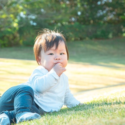 ゆのみふぉとが出張撮影した「芝生での一コマ」の家族写真