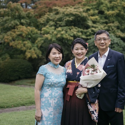 植村由理が出張撮影した「卒業式 at 早稲田大学、オークウッドプレミア東京」の家族写真
