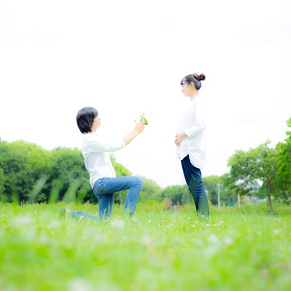 中井企画が出張撮影したフラッシュ撮影, シャツ, 家族一緒に写真を撮るなどが写った「マタニティカップルフォト」の家族写真