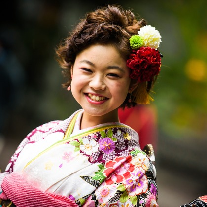 アトリエ　エピカ/清水　一哉が出張撮影した成人式, 立っている, フローラなどが写った「成人式ロケ」の家族写真