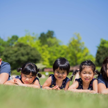 この写真は、出張撮影(家族写真(キッズ,ベビーフォト))のアルバム「春の公園で家族フォト」にある写真の1枚で、家族写真(キッズ,ベビーフォト)などが写っています。<br>「春の公園で家族フォト」では他にも:albumPhotoCount枚の家族写真を見ることができます。撮影者はフォスタムです。カメラマンのプロフィールページで、家族写真(キッズ,ベビーフォト)撮影の口コミやおすすめコメントを見ることができます。