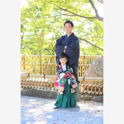 出張撮影　FotoMatograph　間藤　恒が出張撮影したモロオカクマノ神社, ドレス, ストリートファッションなどが写った「20.10.26-横山様　熊野神社」の家族写真