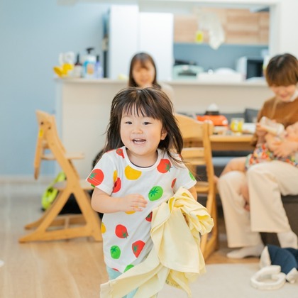 木下美幸が出張撮影した家族の写真, 赤ちゃんのおもちゃで遊ぶ, 子供たちと遊ぶが写った家族写真の出張撮影の写真