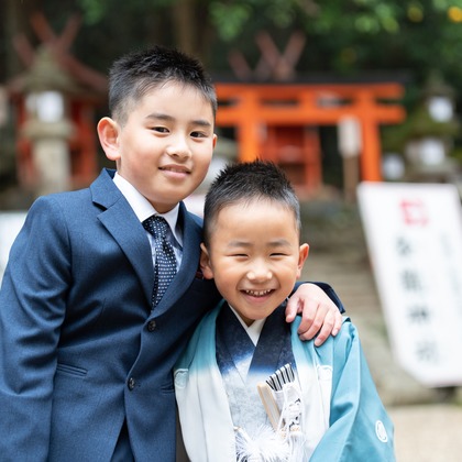 この写真は、出張撮影(家族写真(キッズ,ベビーフォト))のアルバム「七五三（春日大社）」にある写真の1枚で、家族写真(キッズ,ベビーフォト)などが写っています。<br>「七五三（春日大社）」では他にも:albumPhotoCount枚の家族写真を見ることができます。撮影者は福永写真事務所です。カメラマンのプロフィールページで、家族写真(キッズ,ベビーフォト)撮影の口コミやおすすめコメントを見ることができます。