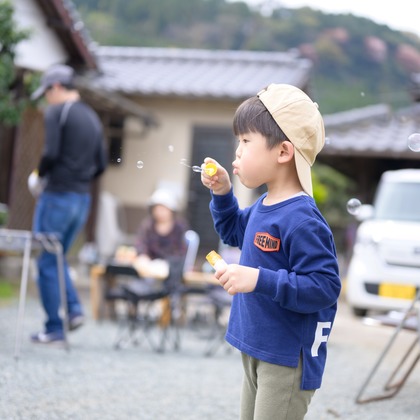 大塚由充が出張撮影した子供たちと遊ぶ, 子供たち, 食べるが写った家族写真の出張撮影の写真