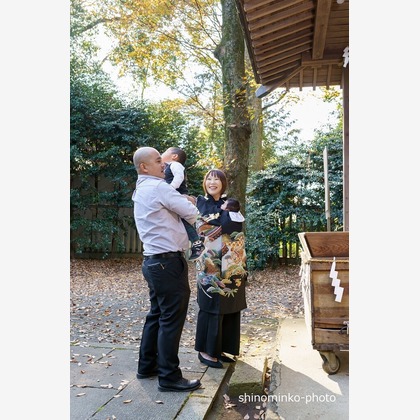 しのみんこフォトが出張撮影したSuzume Shrine, シャツ, ストリートファッションなどが写った「お宮参り」の家族写真