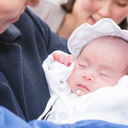 山下　剛が出張撮影したネクタイ, 赤ちゃん・幼児服, 慰めなどが写った「お宮参りの撮影」の家族写真