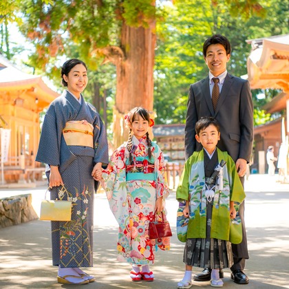 この写真は、出張撮影(家族写真(キッズ,ベビーフォト))のアルバム「七五三撮影」にある写真の1枚で、家族写真(キッズ,ベビーフォト)などが写っています。<br>「七五三撮影」では他にも:albumPhotoCount枚の家族写真を見ることができます。撮影者はぽらりすフォトワークスです。カメラマンのプロフィールページで、家族写真(キッズ,ベビーフォト)撮影の口コミやおすすめコメントを見ることができます。