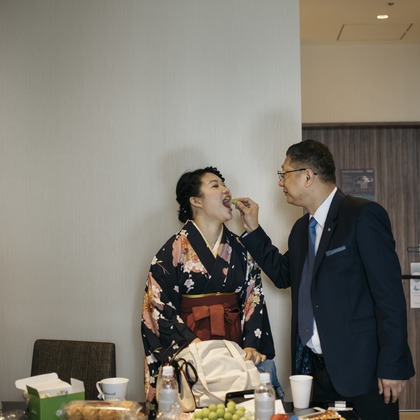 植村由理が出張撮影した脊椎動物, コミュニケーション, 植物などが写った「卒業式 at 早稲田大学、オークウッドプレミア東京」の家族写真