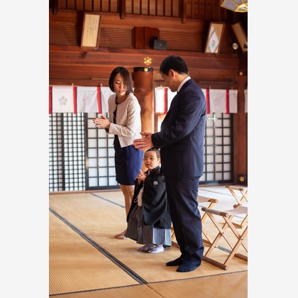 竹部 祐樹が出張撮影した防府天満宮, 足首, 人間の足などが写った「七五三＠防府天満宮」の家族写真