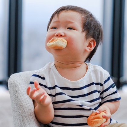 ちずカメラが出張撮影した赤ちゃん・幼児服, フラッシュ撮影, 慰めなどが写った「子供」の家族写真