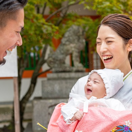 CREATIVE HOUSEが出張撮影したMomijihachimangu, Hakozakigu, ネクタイなどが写った「お宮参り」の家族写真