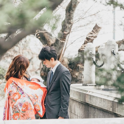遥南　碧が出張撮影した人間の髪の色, ヘアアクセサリー, お宮参りなどが写った「お宮参りin 伊勢山皇大神宮」の家族写真