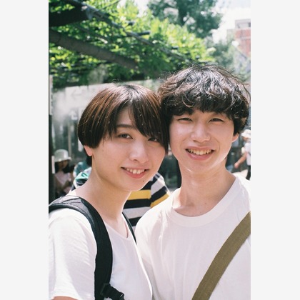 林哲郎が出張撮影したあご, シャツ, シャンデリアなどが写った「カップル」の家族写真